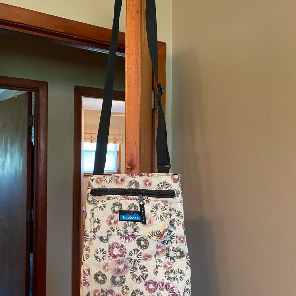 Kavu crossbody bag. NICE!!